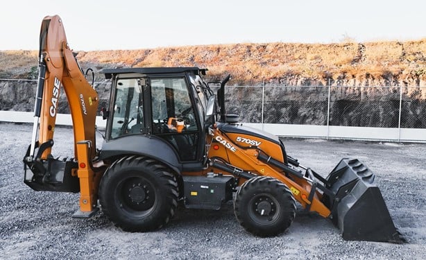 2023 CASE 570SV Retro-Excavadora